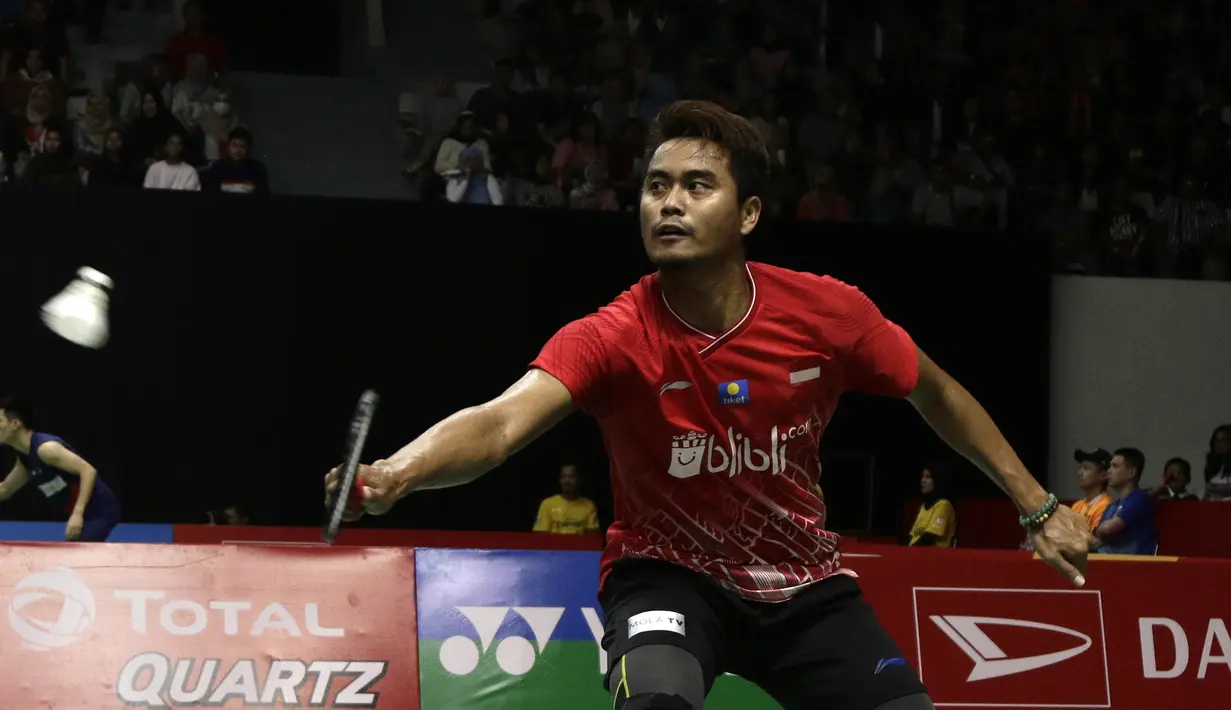 Ganda campuran Indonesia, Tontowi Ahmad, saat menghadapi ganda Inggris Chris Adcock/Gabrielle Adcock pada laga Indonesia Masters 2020 di Istora, Jakarta, Kamis (16/1). Tontowi/Apriyani kalah 9-21, 12-21. (Bola.com/Yoppy Renato)