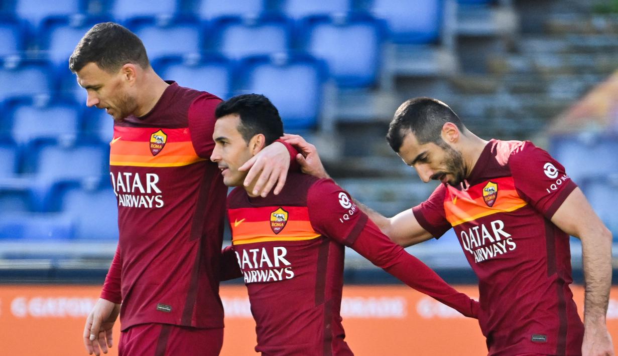 Striker AS Roma, Pedro (tengah) melakukan selebrasi bersama rekan setim usai mencetak gol ketiga timnya ke gawang Udinese dalam laga lanjutan Liga Italia 2020/21 pekan ke-22 di Olimpico Stadium, Roma, Minggu (14/1/2021). AS Roma menang 3-0 atas Udinese. (AFP/Alberto Pizzoli)