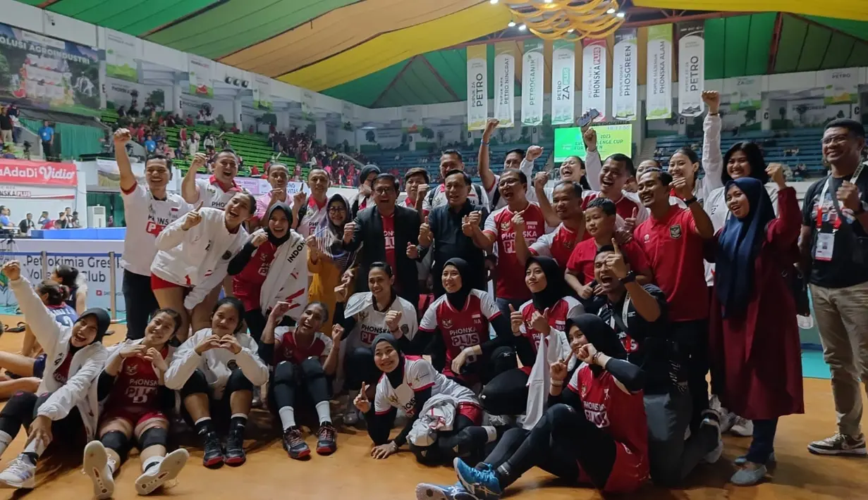 <p>Ketua Umum PBVSI, Imam Sudjarwo (tengah) bersama skuad Timnas bola voli putri Indonesia merayakan keberhasilan lolos ke final Kejuaraan Bola Voli Putri AVC Challenge Cup 2023 setelah mengalahkan Chinese Taipei 3-0 (22-25, 26-24, 22-25, 25-20 dan 15-12) pada laga semifinal di GOR Tri Dharma, Gresik, Jawa Timur, Sabtu (24/6/2023). Indonesia akan menantang Vietnam di babak final. (Dok. PBVSI)</p>