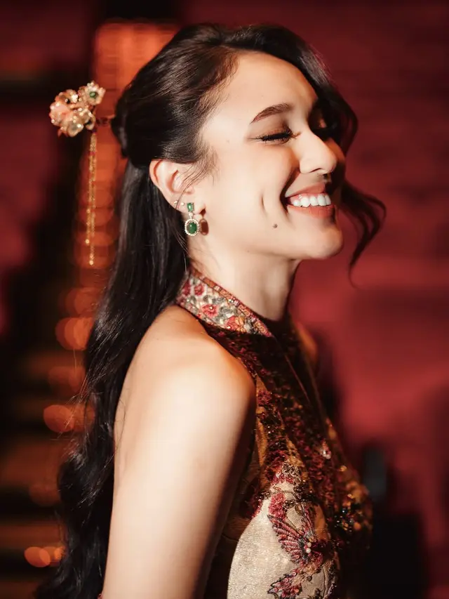 Pesona Putri Kerajaan Yasmin Napper Berbalut Cheongsam Dress di Premiere Film Terbaru