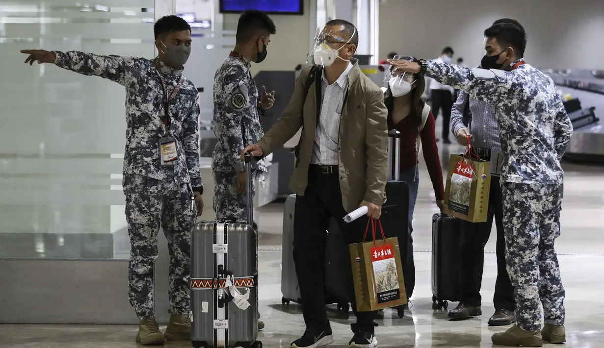 Penumpang asing tiba di Bandara Internasional Manila, Filipina, Kamis (10/2/2022). Filipina mulai hari ini membuka kembali pintu bagi turis asing yang telah divaksinasi penuh Covid-19 setelah hampir dua tahun menutup perbatasannya. (AP Photo/Basilio Sepe)
