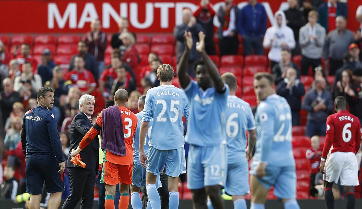 Para pemain Stoke menyapa para fans usai menahan imbang Manchester United. Tambahan satu poin ini membuat Stoke merangkak naik satu tingkat dari dasar klasemen Premier League. (Reuters/Carl Recine)