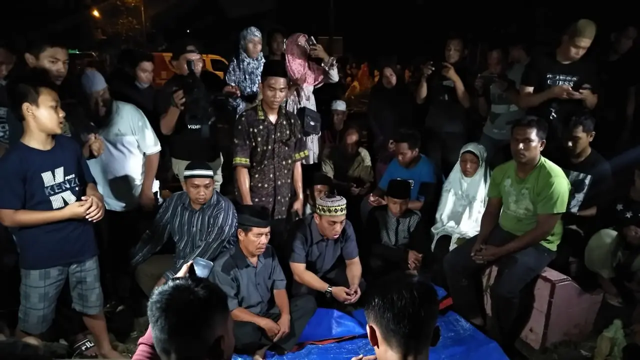 Jenazah Pelaku Bom Polrestabes Medan Dimakamkan Malam Hari