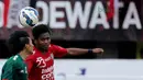 Aksi Ilham Udin gelandang Bali United (kanan) saat melawan PSS Sleman pada turnamen sepak bola Bali Island 2016 di Stadion Gelora Samudra, Kuta Bali, Selasa (23/2/2016). (Bola.com/Peksi Cahyo)