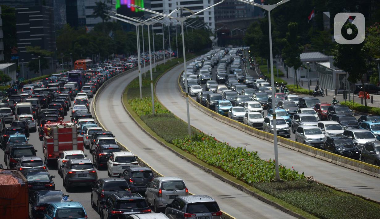 Kepadatan arus lalu lintas di Jalan Sudirman-Thamrin pada jam makan siang, Jakarta, Kamis (15/12/2022). Pemerintah berencana untuk mengucurkan insentif kendaraan listrik di Indonesia, insentif mobil listrik sebesar Rp 80 juta dan motor listrik Rp 8 juta. (merdeka.com/Imam Buhori)