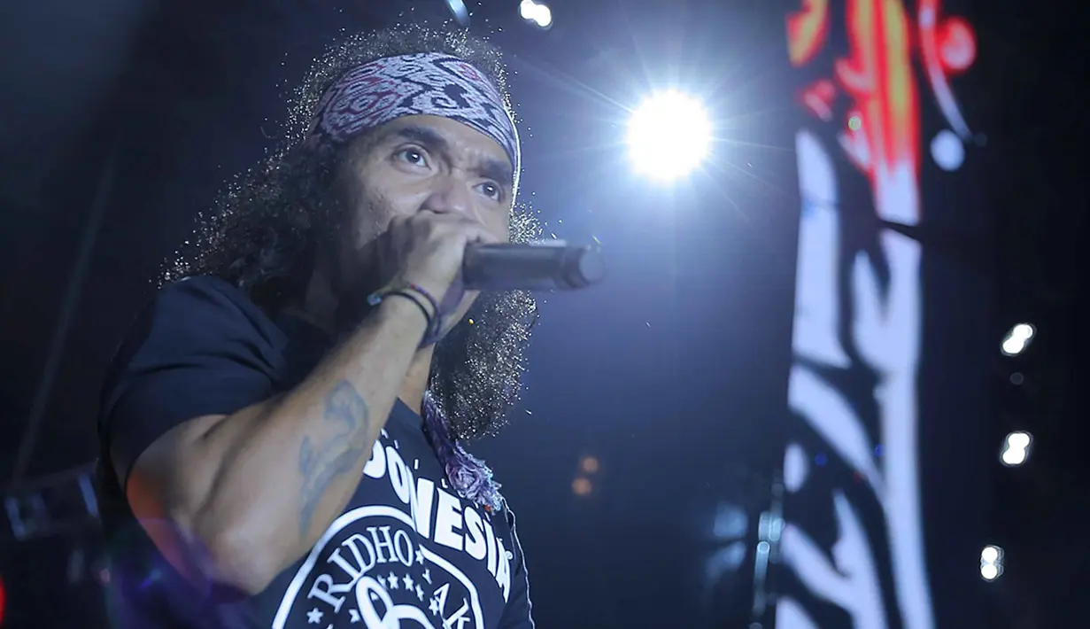 "Edukasi narkoba selalu, ya kayak gitu, tentang lingkungan juga ya kayak di Tasik itu," ujar Bimbim. "Itu efek sebab akibat. Kalau kita ngerusak alam di atas pasti di bawahnya akan gitu," tukas Kaka Slank. (Deki Prayoga/Bintang.com)