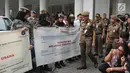Wakil Gubernur DKI Sandiaga Uno mengecek srikandi Satpol PP di halaman Pendopo Balai Kota, Jakarta, Kamis (19/4). Pemprov DKI kembali mengerahkan Satpol PP perempuan untuk menutup tempat hiburan yang melanggar peraturan. (Liputan6.com/Arya Manggala)