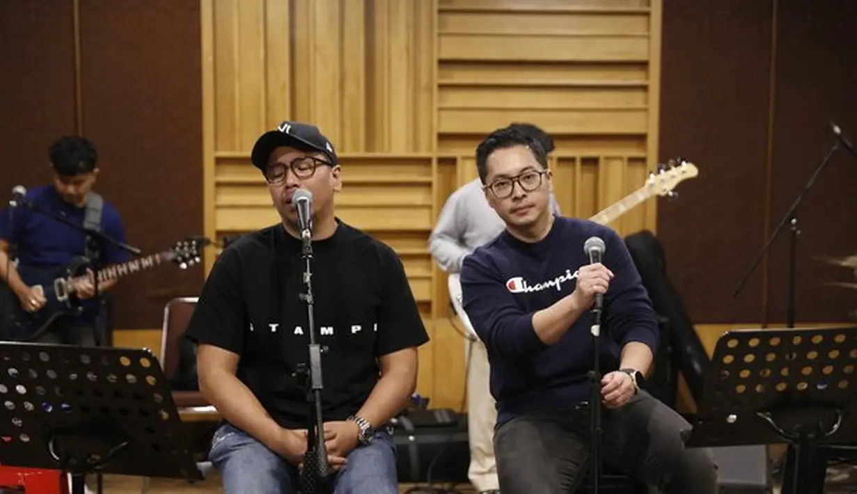 "Kita nanti bikin sendiri, masing-masing. ada yang kita duet, ada. Tapi lebih jelasnya, nonton aja ya," ujar Fandy. Kerispatih Latihan Bareng Sammy Simorangkir untuk Konser Gen-P Generasi Pesta, Rabu (19/7/2023).