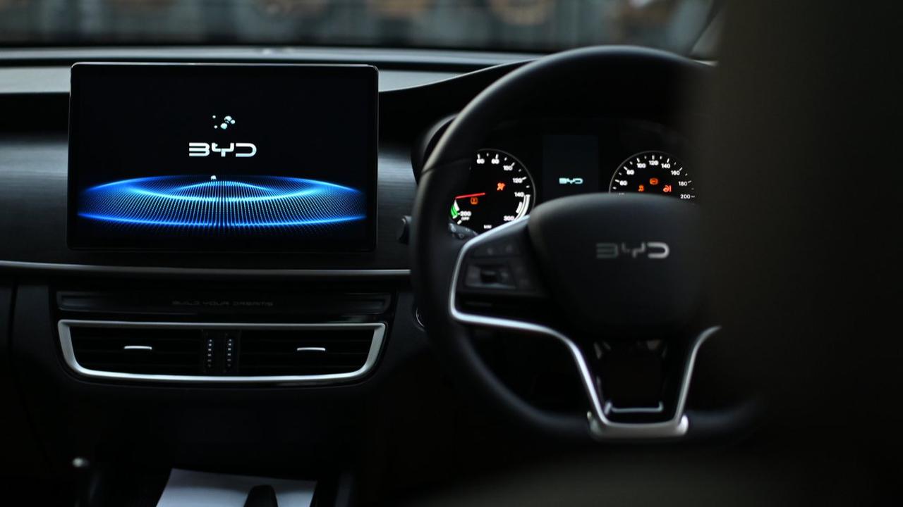 BYD M6