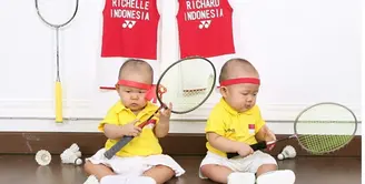 Pebulutangkis Hendra Setiawan memiliki anak kembar laki-laki dan perempuan bernama Richard dan Richelle yang sudah berusia 6 tahun. Sejak kecil, mereka sudah diperkenalkan dengan badminton, nih! (Foto: Instagram @hendrasansan)