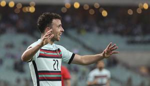 Memasuki babak kedua, Portugal tetap mendominasi permainan. Peluang bertubi-tubi skuat Seleccao akhirnya pecah pada menit ke-75. Umpan silang Joao Cancelo berhasil ditanduk oleh Diogo Jota. (Foto: AP/Aziz Karimov)