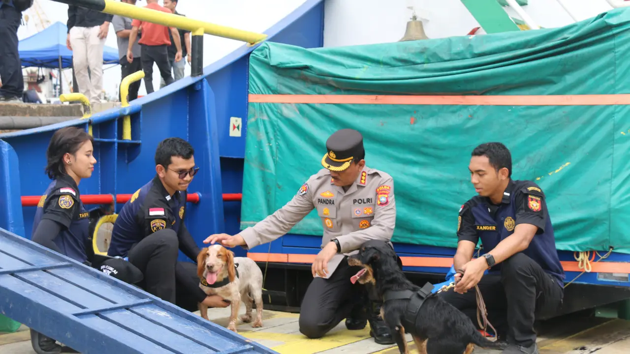 Joany dan Ramber dua anjing pelacak andalan Bea Cukai banten yang mengungkap penemuan narkoba di kapal. (Istimewa)