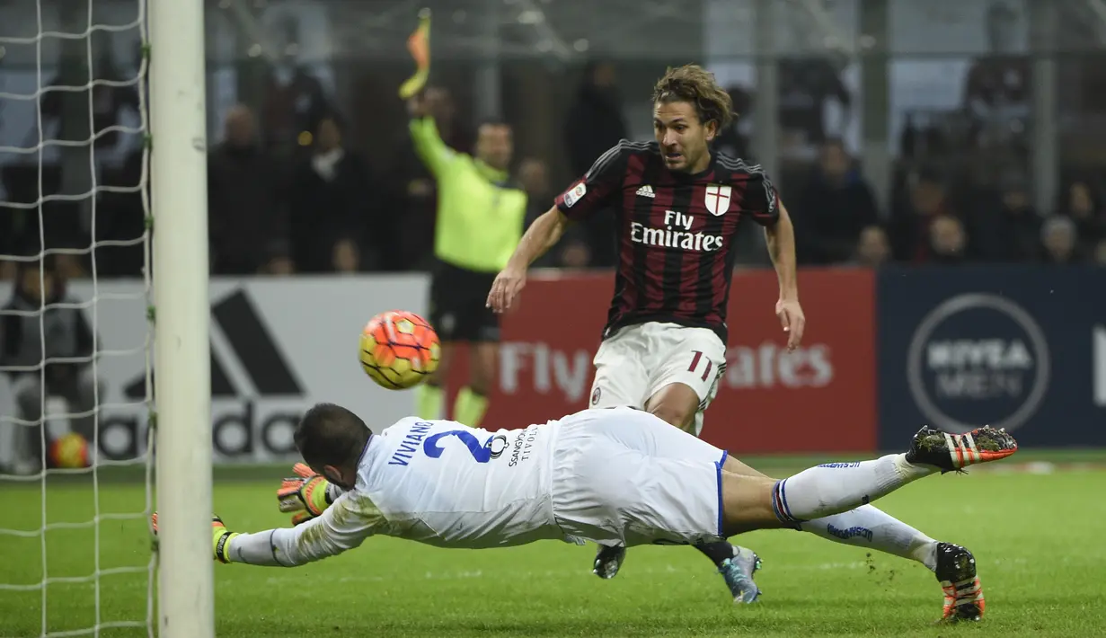 Pemain AC Milan, Alessio Cerci, mencoba menaklukkan kiper Sampdoria dalam laga Serie A di Stadion San Siro, Minggu (29/11/2015) dini hari WIB. AC Milan menang 4-1 atas Sampdoria. (AFP/Olivier Morin)