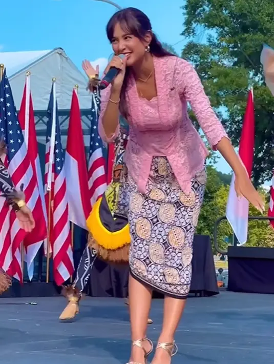 Ia juga tampak berdandan sederhana, tak berlebihan dan membiarkan rambut panjangnya tergerai begitu saja. [Foto: Instagram/aurelie]