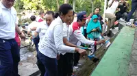 Mengecat hingga Bersihkan Sungai, Menteri Rini Tinjau Padat Karya Tunai di Sleman