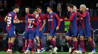 Gelandang Barcelona, Fermin Lopez (keempat kiri) merayakan gol pembuka saat pertandingan sepak bola leg kedua babak 16 besar Liga Champions melawan Napoli di Estadi Olimpic Lluis Companys, 12 Maret 2024. (LLUIS GENE/AFP)