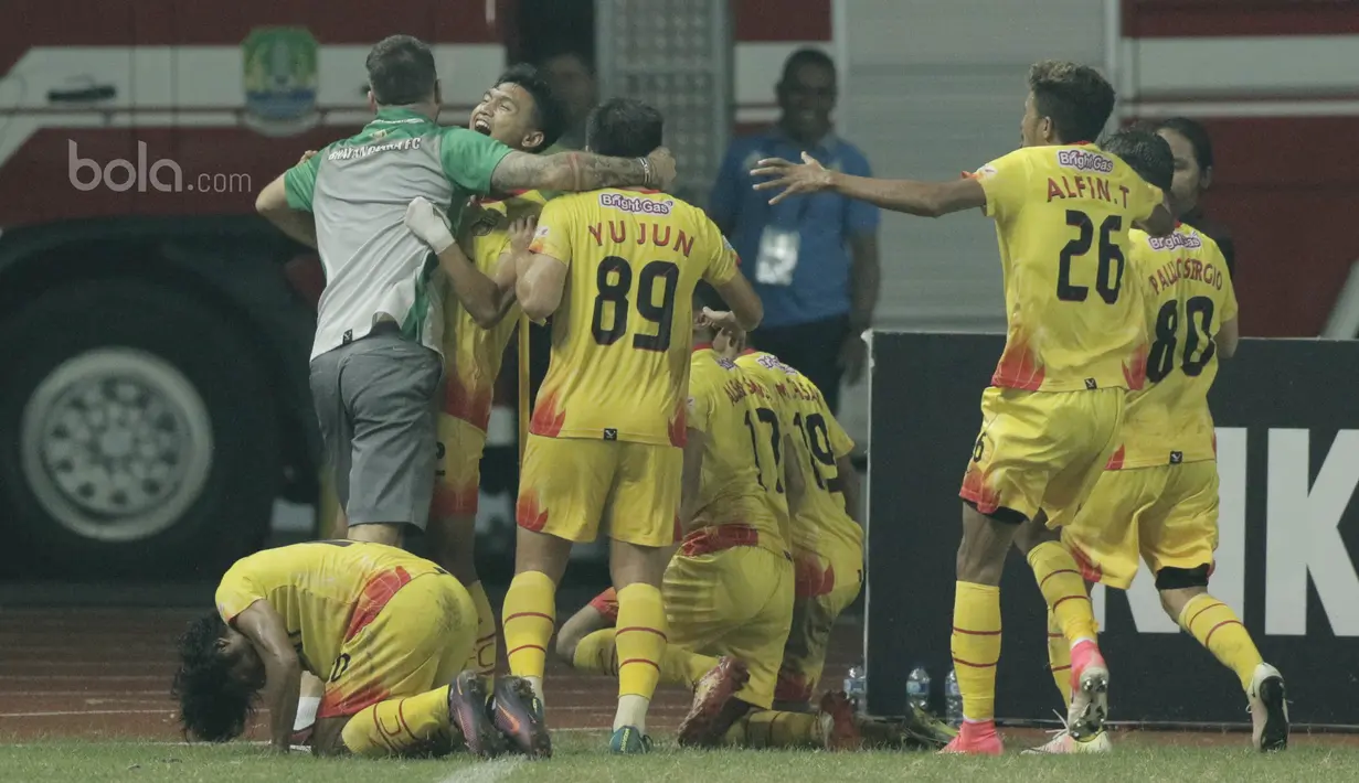 Para pemain Bhayangkara FC merayakan gol yang dicetak oleh Alsan Putra ke gawang Madura United pada laga lanjutan liga 1 di Stadion Patriot, Bekasi, kamis (13/7/2017). Bhayangkara FC menang 2-1 atas Madura United. (Bola.com/M Iqbal Ichsan)