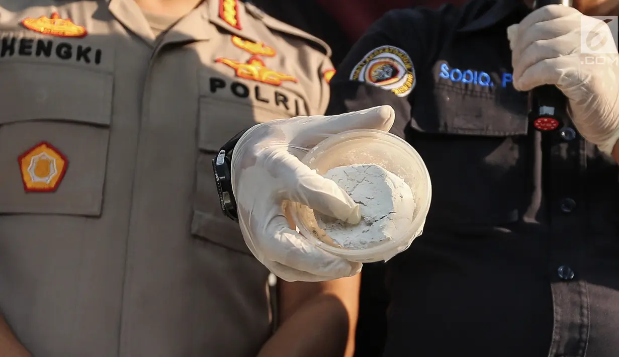 Polisi menunjukkan barang bukti bahan pembuat sabu di Perum Metland, Cipondoh, Kota Tangerang, Rabu (8/8). Pabrik sabu yang beroperasi di komplek perumahan mampu memproduksi sabu 10-15 kilogram per hari. (Liputan6.com/Fery Pradolo)