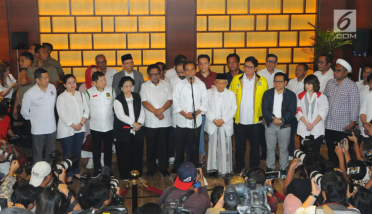 Capres-cawapres 01 Joko Widodo dan Ma'ruf Amin bersama ketum partai politik pendukung memberikan keterangan kepada wartawan usai menyaksikan perhitungan suara versi hitung cepat di Jakarta, Rabu (17/4). (Liputan6.com/Angga Yuniar)