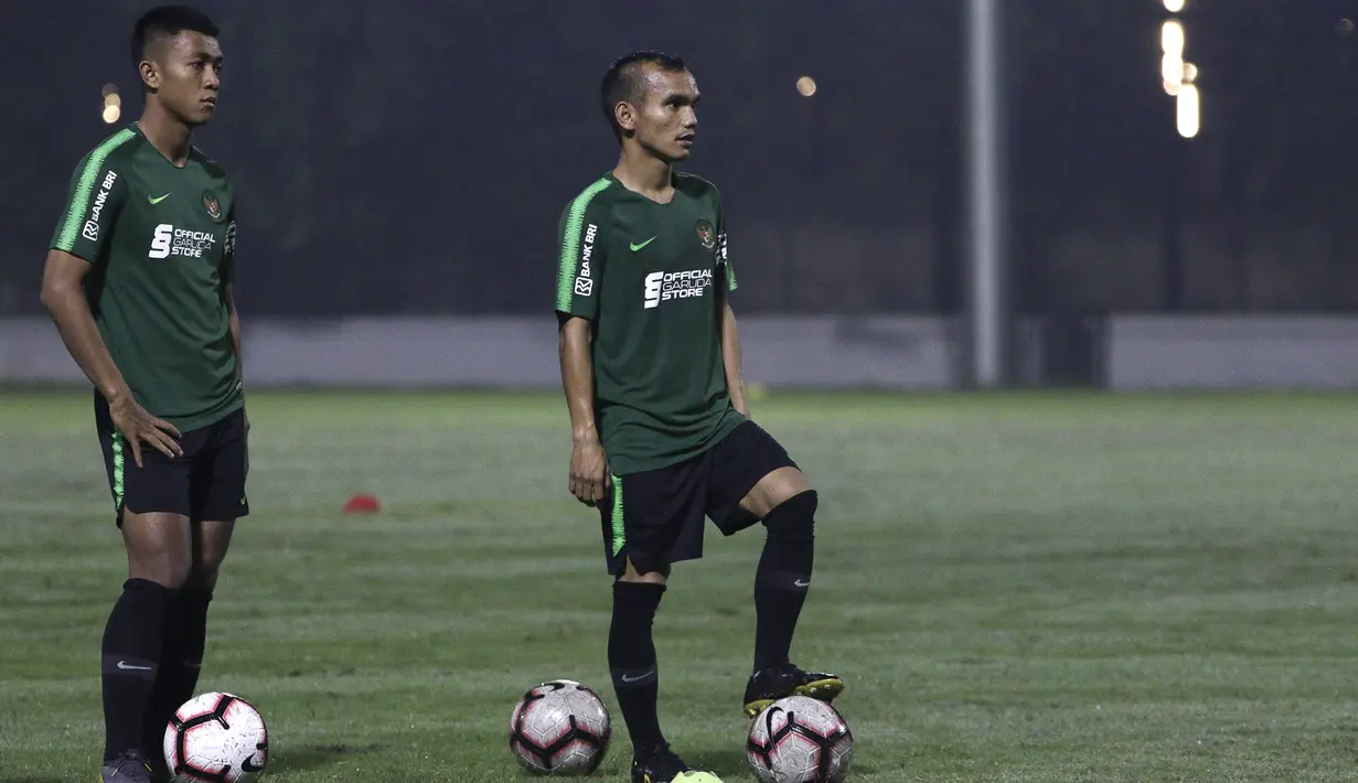 Pemain Timnas Indonesia, Riko Simanjuntak, mendengarkan arahan saat latihan di Lapangan ABC Senayan, Jakarta, Jumat (7/6). Latihan ini persiapan jelang laga persahabatan melawan Yordania. (Bola.com/Yoppy Renato)