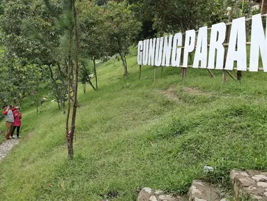 Wisatawan saat memasuki tempat wisata Gunung Parang di Kabupaten Purwakarta, Jawa Barat, Minggu (17/12). Gunung Parang adalah "The Park" atau "The Mekkah" panjat tebing di Indonesia. (Liputan6.com/Herman Zakharia)