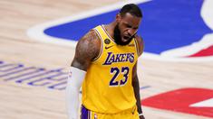 Pebasket Los Angeles Lakers, LeBron James, melakukan selebrasi usai menaklukkan Miami Heat pada gim keempat final NBA di Lake Buena Vista, Rabu (7/10/2020). Lakers menang dengan skor 102-96. (AP Photo/Mark J. Terrill)