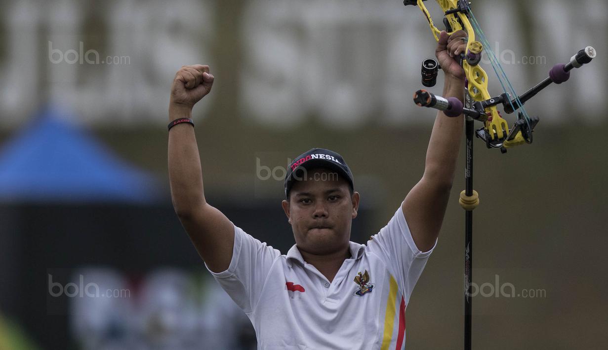 Pepanah Indonesia, Prima Wisnu, merayakan kemenangan saat final SEA Games cabang panahan nomor compound di National Sports Council, Kuala Lumpur, Rabu (16/8/2017). Dirinya meraih emas setelah mengalahkan Malaysia. (Bola.com/Vitalis Yogi Trisna)