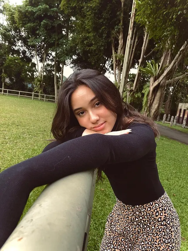 Pamer Wajah Berjerawat, Ini 7 Potret Yasmin Napper dengan Makeup Natural
