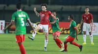Laga kontra Bangladesh merupakan debut bagi Marc Klok di Timnas Indonesia senior asuhan Shin Tae-yong. Gelandang bertahan 29 tahun itu terpilih menjadi starter dan tampil sepanjang 90 menit di pertandingan tersebut. (Bola.com/M Iqbal Ichsan)