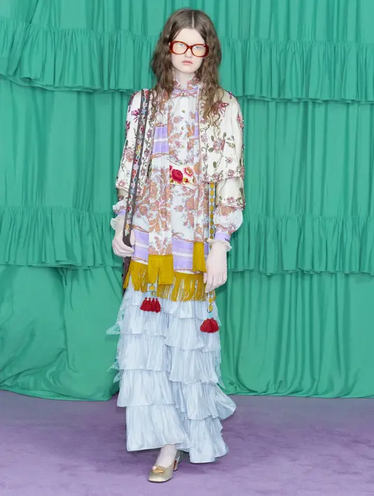 Bagian evening wear menjadi sorotan utama dengan tuksedo baru berpotongan cropped, gaun bertingkat dengan warna kontras, serta cape dan gaun tulle yang kaya bordir dan payet.  [Dok/Valentino].