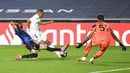 Pemain Paris Saint-Germain (PSG), Kylian Mbappe, melepaskan tendangan ke gawang Atalanta pada laga perempat final Liga Champions di Stadion Da Luz, Rabu (12/8/2020). PSG menang 2-1 atas Atalanta. (David Ramos/Pool,via AP)