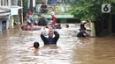 Warga dievakuasi menggunakan perahu karet dari salah satu gang di Kawasan Rawajati yang tergenang banjir, Jakarta, Rabu Rabu (1/1/2020). Hujan yang mengguyur Jakarta sejak Selasa sore (31/12/2019) mengakibatkan banjir di sejumlah titik di Jakarta. (Liputan6.com/Helmi Fithriansyah)