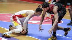 Pemain Timnas Basket Indonesia, Derrick Michael Xzavierro (kanan) berusaha merebut bola pemain Timnas Basket China, Zhai Xiaochuan saat laga playoff perempat final FIBA Asia Cup 2022 di Istora Senayan, Jakarta, Senin (18/07/2022). (Bola.com/Bagaskara Lazuardi)