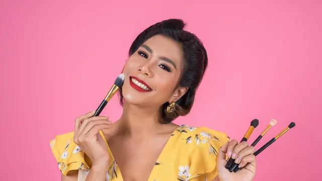 Menggunakan Kuas Saat Makeup