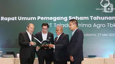 (Ki-Ka) Direktur Keuangan, Akuntansi & Pajak PT Teladan Prima Agro Tbk (TLDN) Mahirudin, President Direktur Wishnu Wardhana, Direktur Perkebunan & Agronomi Noor Falich dan Direktur KeberlanjutanGinanja Yayan H. Ginanjar berbincang usai paparan Rapat Umum Pemegang Saham Tahunan (RUPST) pertama setelah TLDN tercatat di Bursa Efek Indonesia (BEI) pada 12 April 2022, di Jakarta, Jumat (27/05/2022). (Liputan6.com/Fery Pradolo)