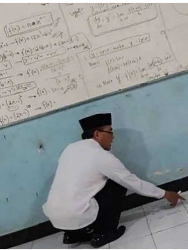 8 Potret Kocak Kelakuan Guru Waktu di Sekolah Ini Bikin Tepuk Jidat