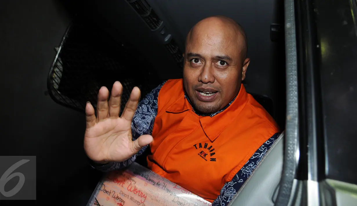 Komisi III DPR RI, I Putu Sudiartana masuk kedalam mobil usai menjalani pemeriksaan perdana di Gedung KPK, Jakarta, Jumat (15/7). Mereka dikenai Pasal 12 huruf a atau Pasal 11 Undang-Undang Pemberantasan Tindak Pidana Korupsi. (Liputan6.com/Helmi Afandi)