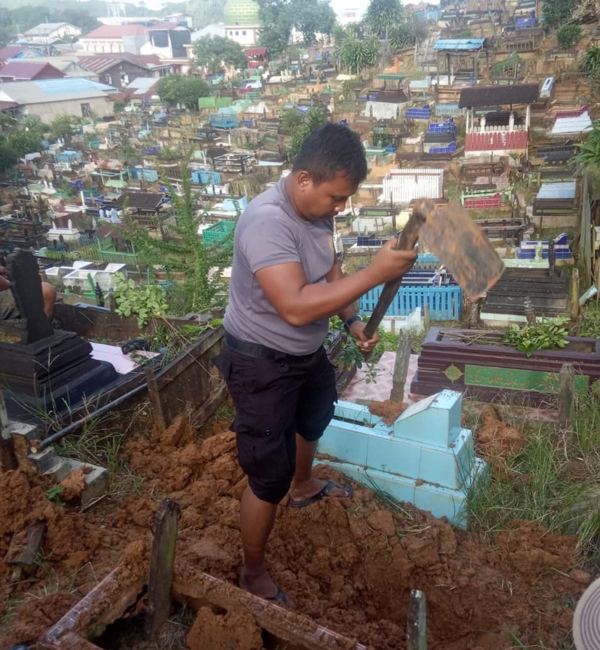 polisi jadi tukang gali kubur