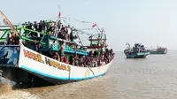 Prosesi melarung sesajen dalam kegiatan Nadran Laut di Blanakan Kabupaten Subang. Foto (Istimewa)