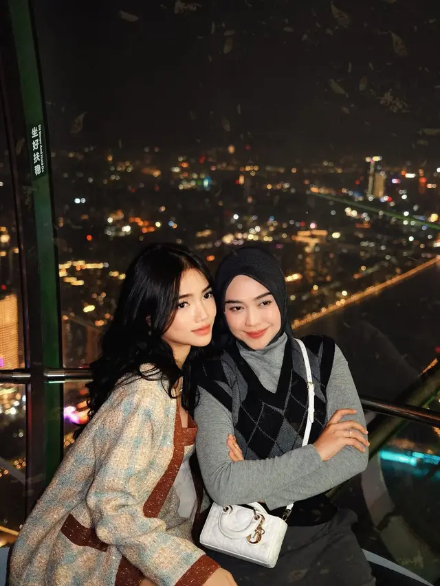 6 Potret Kebersamaan Fuji dan Ria Ricis di China, Raih Penghargaan Internasional