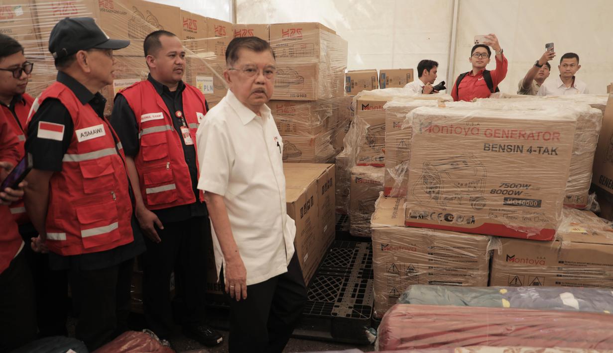 JK mengakui bahwa aksi penjarahan di sejumlah lokasi terjadi karena kondisi darurat yang membuat warga kelaparan dan tidak memiliki akses terhadap kebutuhan pokok. Tampak dalam foto, Ketua Palang Merah Indonesia (PMI), Jusuf Kalla saat meninjau gudang logistik PMI di Pangkalan Udara (Lanud) Halim Perdanakusuma, Jakarta, Senin (1/12/2025). (ADE/Staff Media JK)