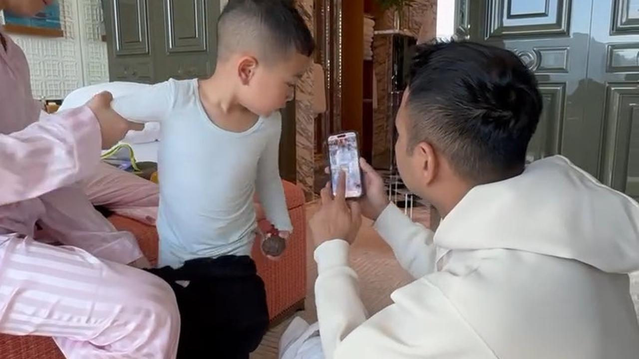 Momen Nagita Mandikan Cipung, Netizen Salfok saat Gigi Minta Maaf Pegang Area Sensitif