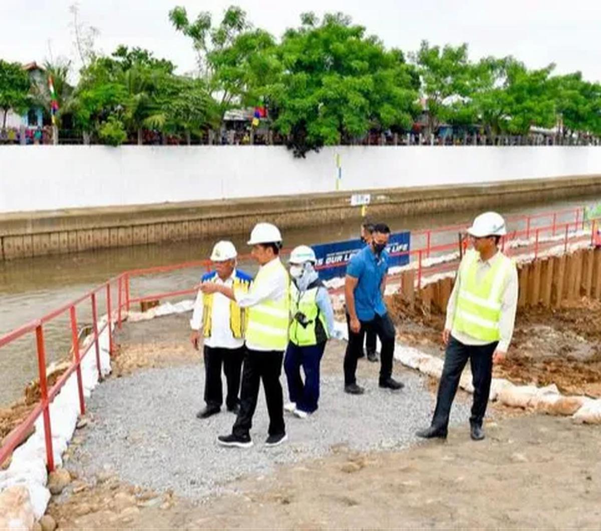 "Katanya di situ ada untuk pertumbuhan rambut," kata Basuki sambil menunjukkan tutut yang berada dalam styrofoam dan dibungkus dalam plastik bening.