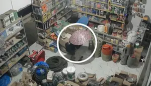 Viral Cara Maling di Lampung Kelabuhi CCTV