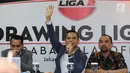 Dirut PT LIB, Berlinton Siahaan (tengah) memimpin pengundian babak play-off Liga 2 Indonesia di Jakarta, Senin (18/9). Babak play-off Liga 2 Indonesia akan digelar pada 8-17 Oktober 2017 di empat kota. (Liputan6.com/Helmi Fithriansyah)