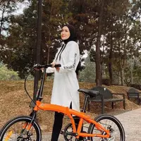 Jaket parasut dipadukan dengan loose pants paling pas untuk bersepeda, seperti OOTD Zaskia Adya Mecca ini. [Foto: IG/zaskiadyamecca].