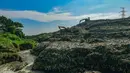 Kondisi aliran Kali Pesanggrahan yang menyempit di kawasan Pasir Putih, Depok, Jawa Barat, Senin (27/4/2026), setelah longsoran sampah dari Tempat Pembuangan Akhir (TPA) Cipayung menutup sebagian badan sungai. (merdeka.com/Arie Basuki)