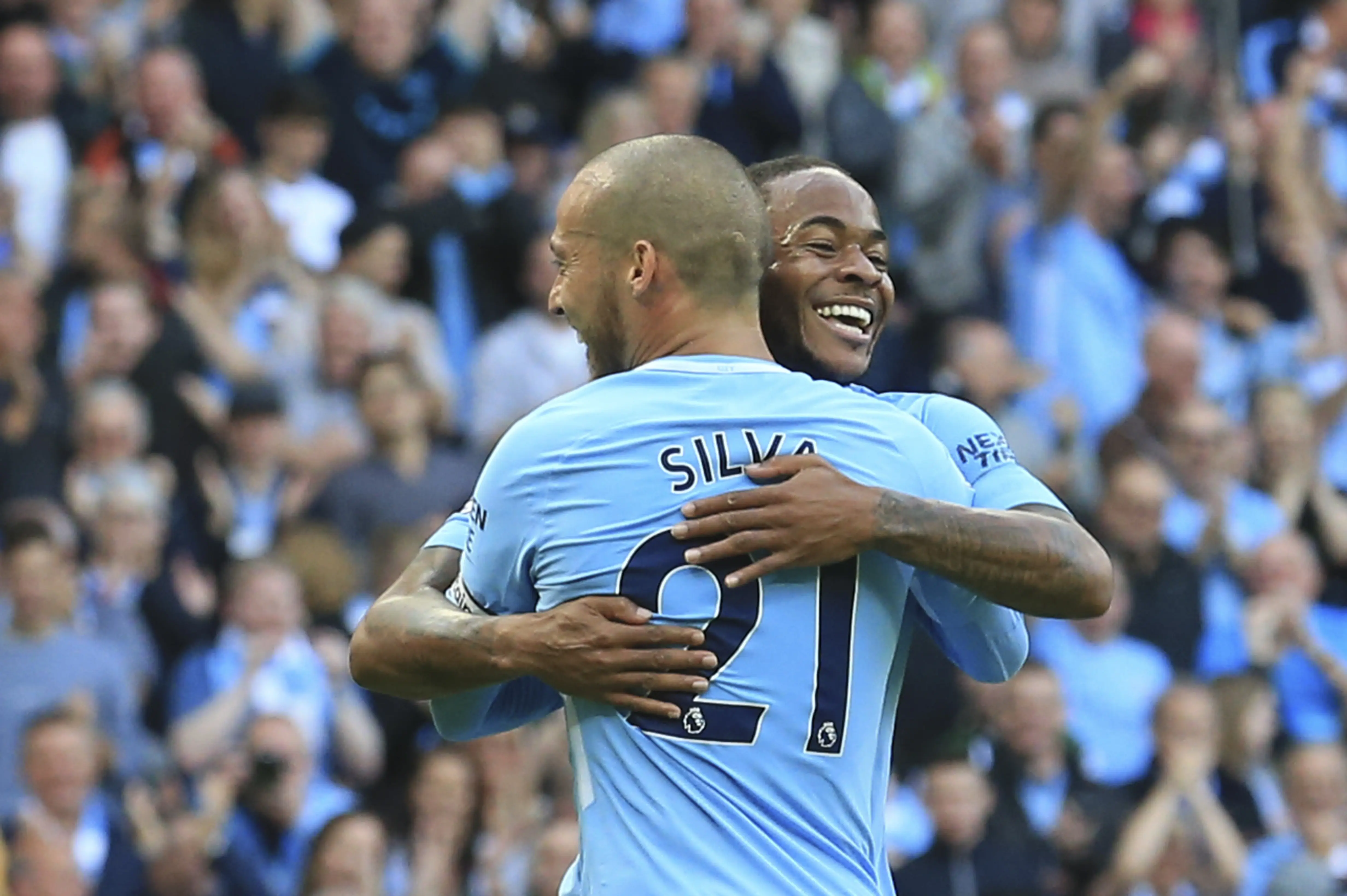 Gelandang Manchester City, Raheem Sterling (depan) melakukan selebrasi bersama David Silva, pada laga kontra Stoke City, di Etihad Stadium, Sabtu (14/10/2017).  (AFP/Lindsey Parnaby)