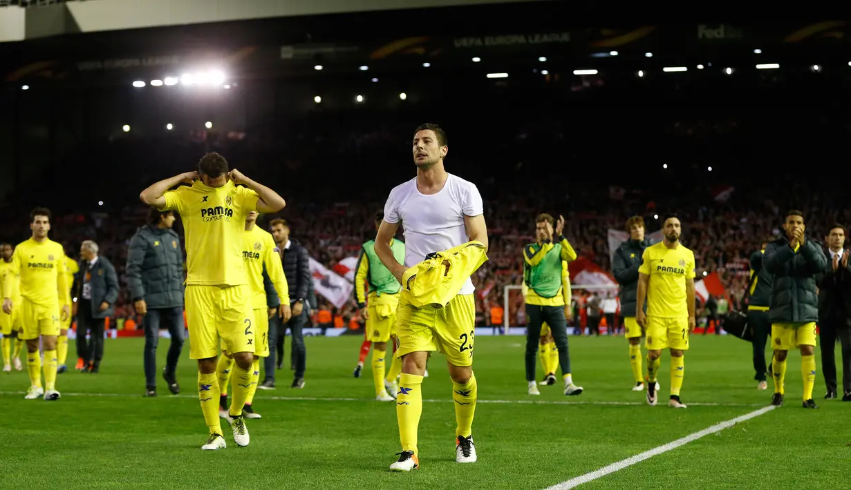 Para pemain Villarreal terlihat berjalan keluar lapangan sambil tertunduk lesu usai dikalahkan Liverpool pada leg kedua liga Europa di stadion Anfield, Liverpool, Inggris, (5/6). Liverpool menang atas Villarreal dengan skor 3-0. (Reuters/Lee Smith)