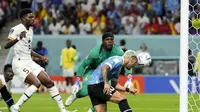 Giorgian de Arrascaeta Uruguay mencetak gol pertama timnya melalui sundulan selama pertandingan sepak bola grup H Piala Dunia antara Ghana dan Uruguay, di Stadion Al Janoub di Al Wakrah, Qatar, Jumat, 2 Desember 2022. (AP Photo/Ashley Landis) )